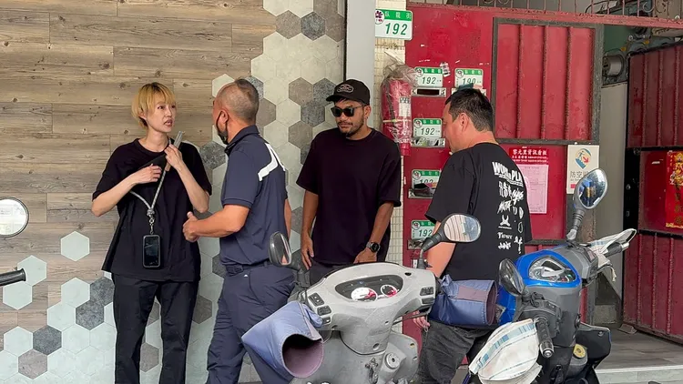 張震嶽（右二）赴寬姐母親靈堂致哀。特勤中心攝