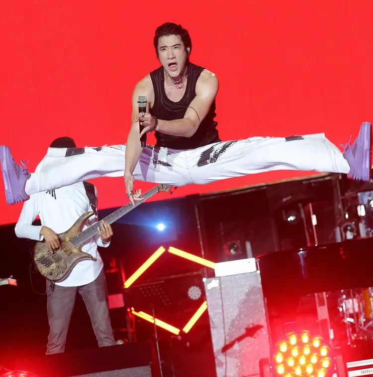 王力宏high到騰空一字馬。翻攝王力宏臉書