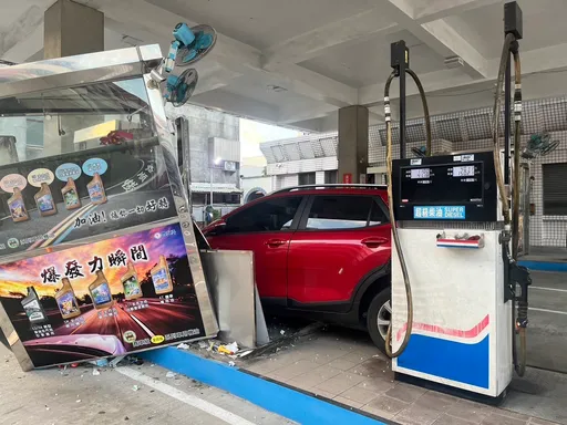 婦人進站加油誤踩油門暴衝撞歪機台 巧成「爆發力瞬間」活廣告