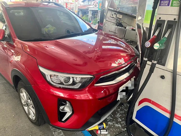 休旅車撞歪櫃台、機台，幸未衍生後續火警。讀者提供