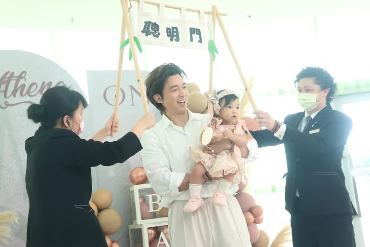 工作人員索性抬高聰明門，讓父女直接通過。彭欣偉攝