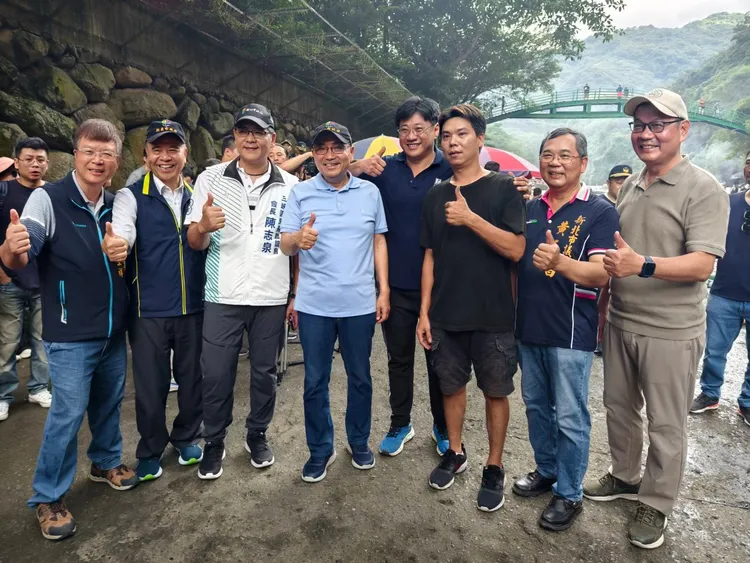 侯友宜感謝各民間救難團體志工們的無私奉獻，炎炎夏日在各河域守護安全。消防局提供