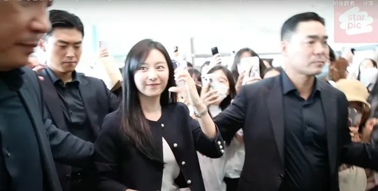 金智媛回應粉絲比出臉頰愛心。翻攝STAR PLUS YouTube