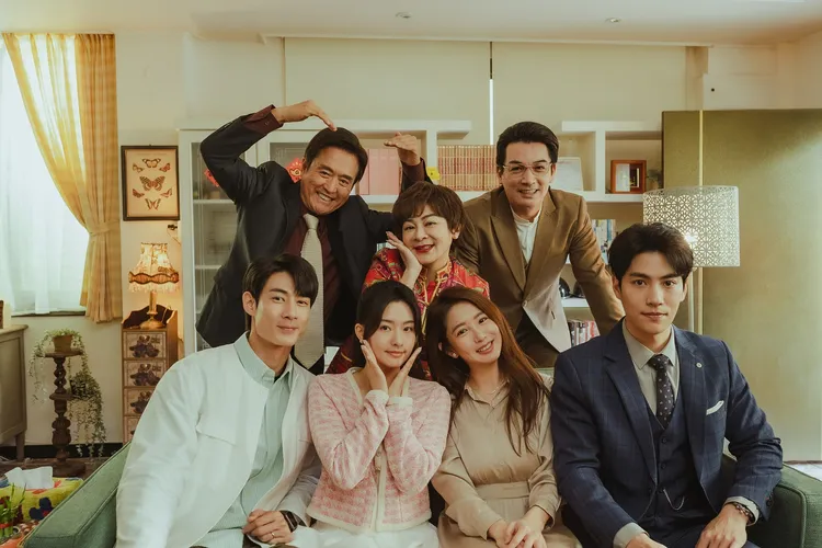黃柏峰(前排左起)、陳語安、郭書瑤、林子閎，檢場(後排左起)、王彩樺、伊正兩家人齊聚一堂。TVBS提供