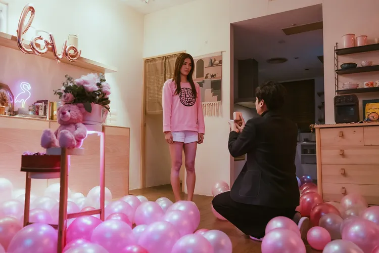 林鶴軒（右）向周智慧求婚。TVBS提供