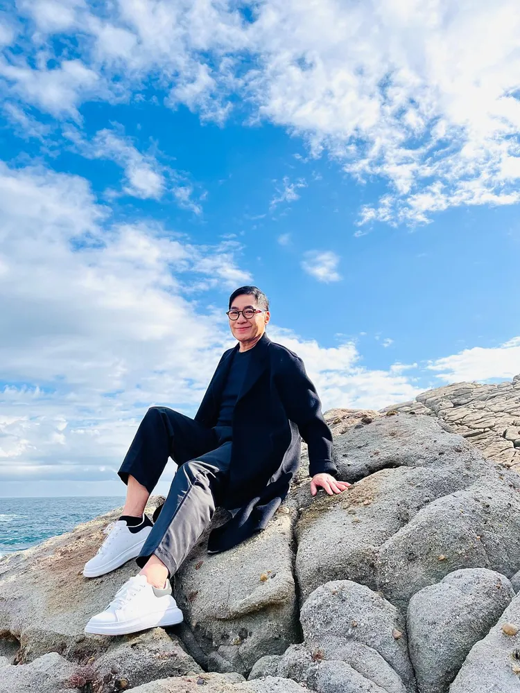 文章為《好好地活著》MV爬上石頭堆拍照，內心其實有些惶恐。翰森娛樂提供