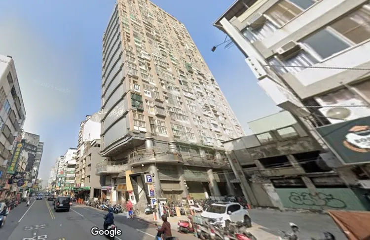 鐵鍋、鐵勺疑從中華路一段這棟住宅大樓掉落。民眾提供