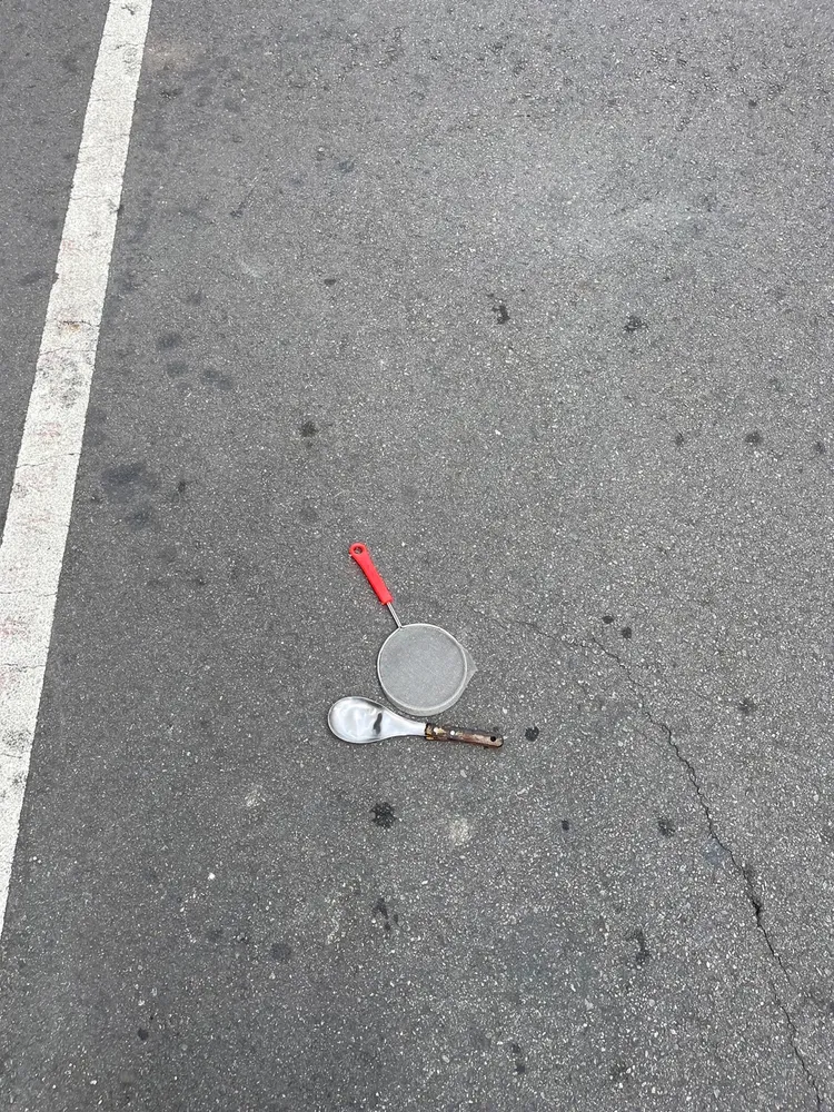 地上有鍋勺、濾網。民眾提供