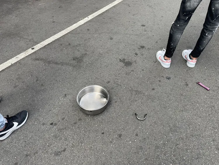 高處掉落的鐵鍋。民眾提供