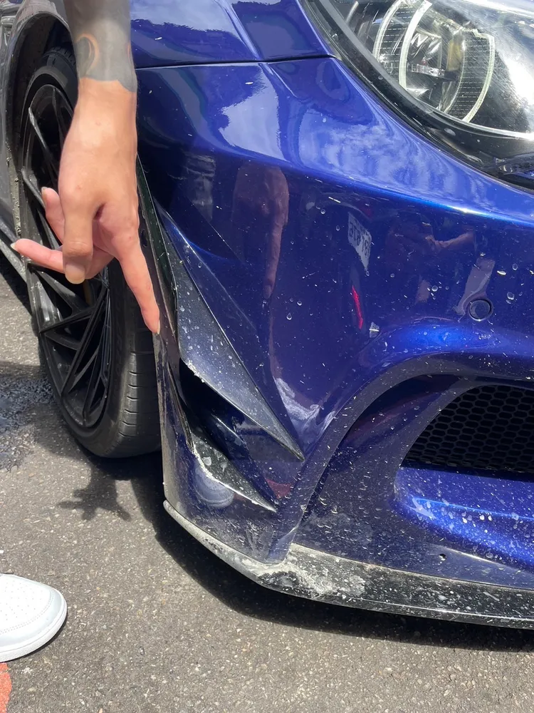 另一輛轎車右前保險桿被砸中。民眾提供