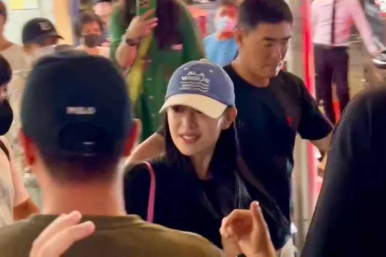 知道金智媛是極內向之人，粉絲都很安靜，目送金智媛上車。讀者提供