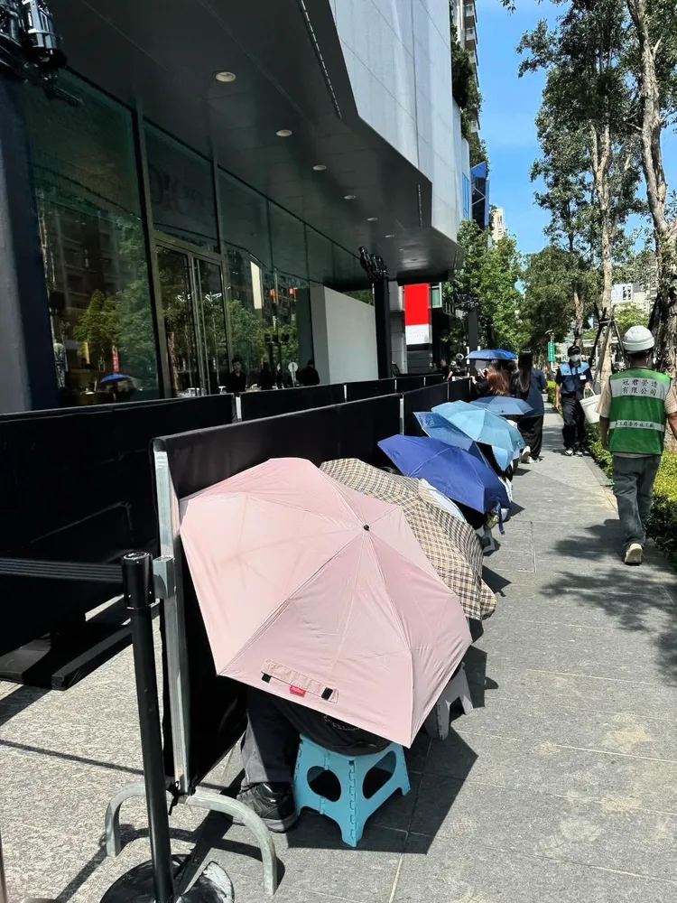 今（25日）晚間，金智媛將出席DIOR的Diamond Towers新店開幕活動，現場一早有粉絲撐傘卡位。翻攝Threads yt_chen_0823