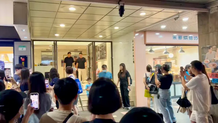 現場有50位粉絲人手一支手機，等金智媛從樓上「享鴨」餐廳用餐出來。讀者提供