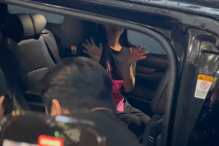 金智媛上車後，直到車門關上的那一刻，一直持續向粉絲揮手。讀者提供