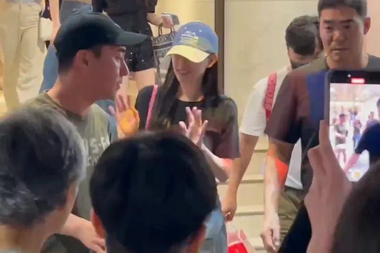 聽見粉絲用韓文喊「洪海仁」，金智媛親切揮手回應。讀者提供