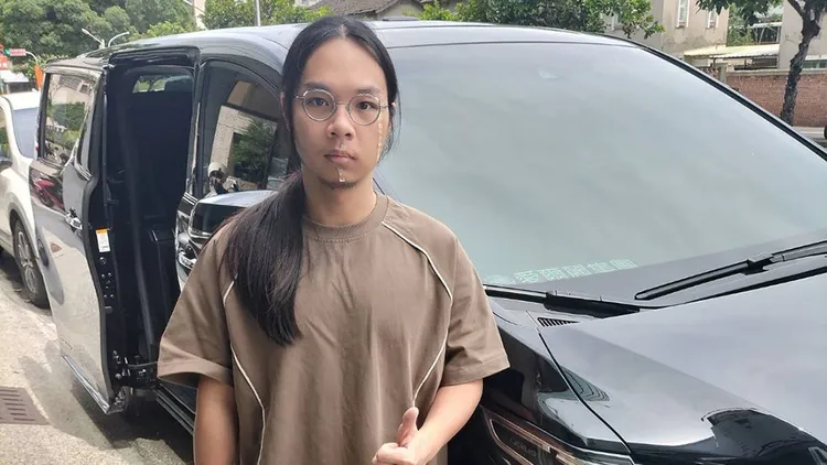 愛爾麗派車到台中接許瑞顯到台南進行手術。讀者提供