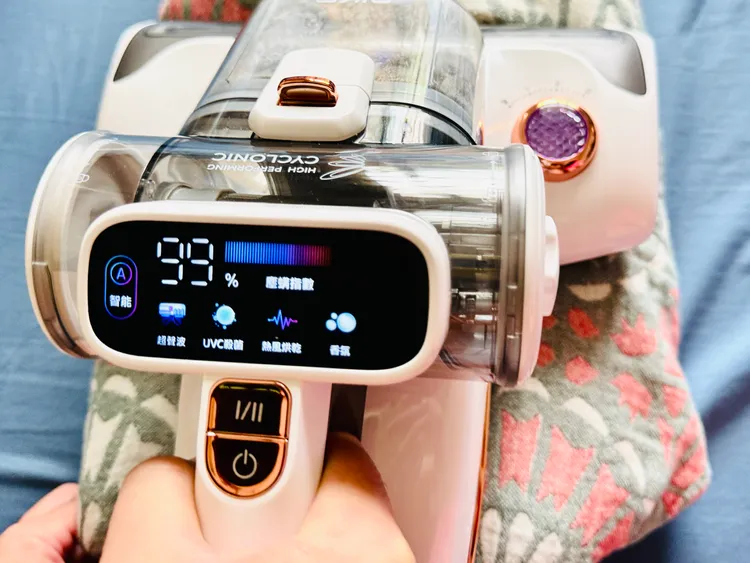 「氣旋超聲波智能除蟎機」螢幕會顯示目前的塵蟎指數，最高為99。記者趙筱文 攝影。
