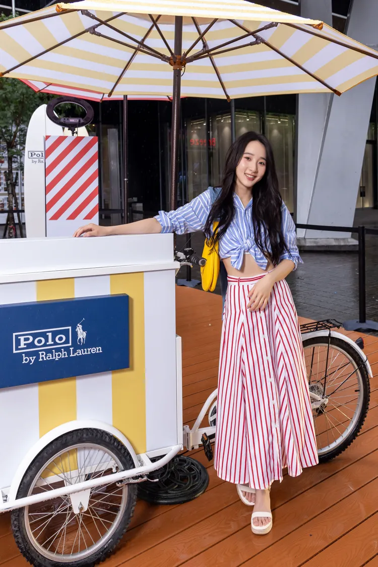 李沐穿著條紋襯衫、條紋長裙俏麗亮相。品牌提供