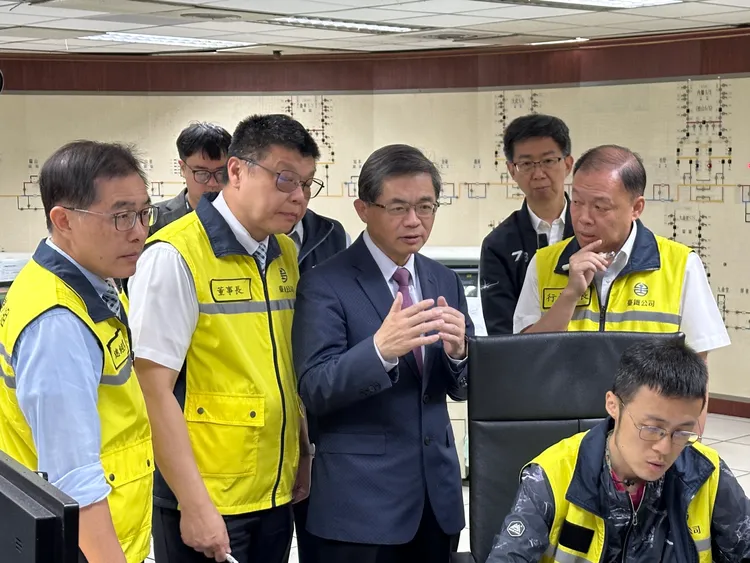 交通部長李孟諺（圖中排左起3）視察台鐵公司行控中心。台鐵提供