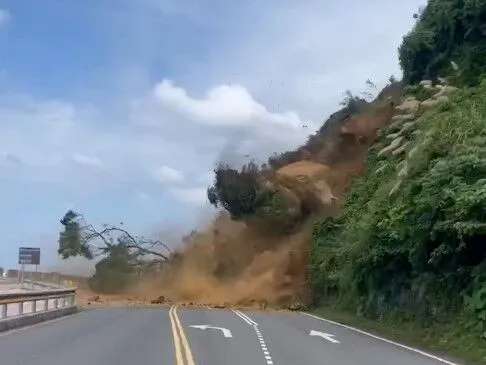 基隆北寧路潮境公園路口，今天發生山崩。翻攝照片