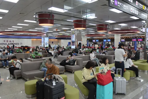 大暴雨影響！松山機場暫停地面作業　長達1小時航班恐延誤