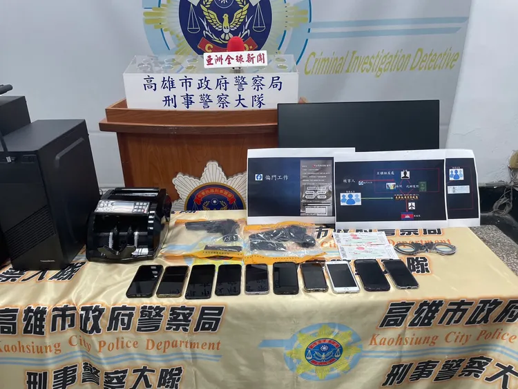 警方查扣作案用iPhone手機7支、Motorola手機1支、電腦主機2臺、空氣槍2枝、點鈔機、手銬1副等證物。翻攝畫面