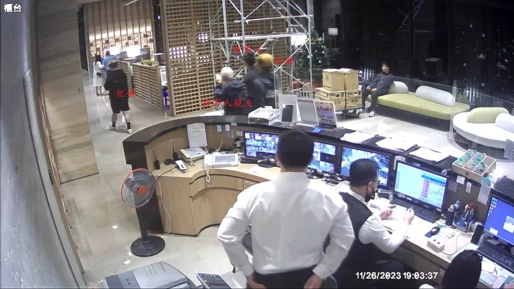 嫌犯到被害人住處討債。翻攝畫面