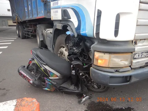 台中可惡大貨車違規右轉　害男大生騎車撞上！頭部重創搶救中