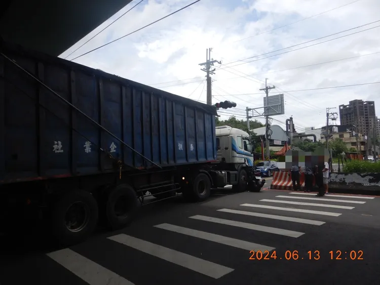 大車違規右轉。民眾提供
