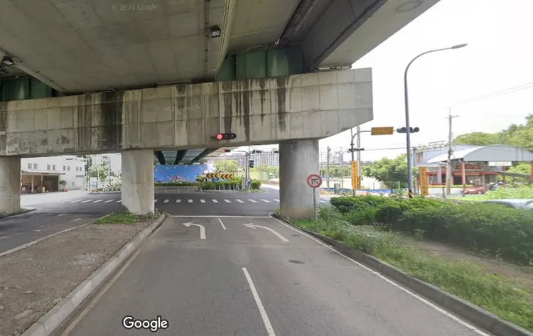 快車道上有明確標線及標誌禁止右轉。翻攝Google街景