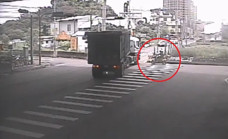 許姓男大生（紅圈）煞車不及，撞上快車道違規右轉的曳引車。民眾提供