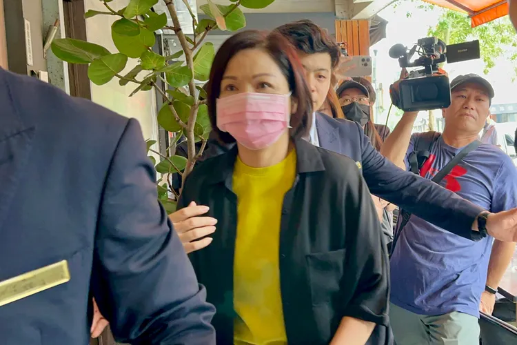 「雙金影后」楊貴媚上午11點半，抵達寬姐母親追思會場。特勤中心攝