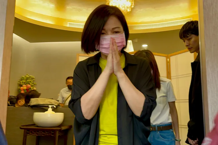 「雙金影后」楊貴媚半小時後，雙手合十步出寬姐母親靈堂，表示有安慰寬姐，「寬姐很好」。特勤中心攝