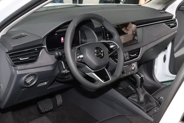 Kamiq內裝採用滾橘色縫線的Suedia/真皮混搭座椅，搭配10.25吋全螢幕全彩數位儀錶及8.25吋懸浮式彩色觸控多媒體資訊娛樂系統。林浩昇攝