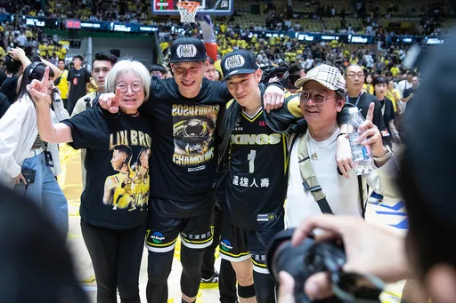 林書豪圓夢！雖和弟弟都犯滿畢業　但仍聯手率新北國王奪PLG冠軍