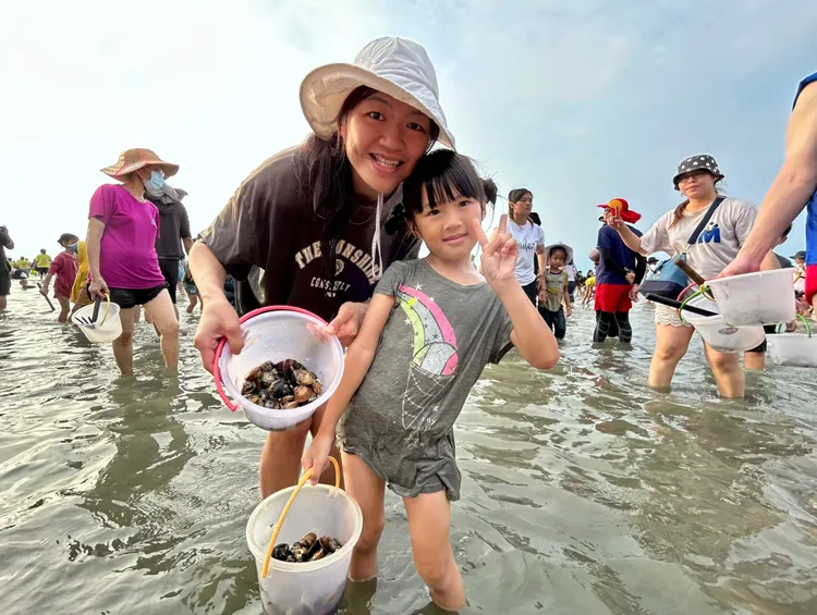 今年挖文蛤體驗將首次採收費方式與ibon合作。南市觀旅局提供