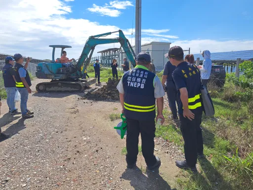 台南議員驚爆光電場「假借光電、地藏營廢」 環保局開挖揭密