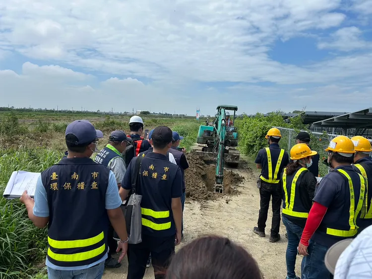 環保局隨機開挖3個點。讀者提供