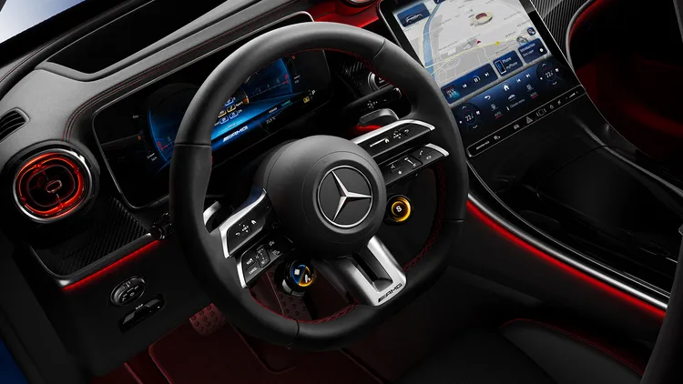 內裝換上更具戰鬥氣息與融合豪華質感的AMG Nappa真皮MICROCUT高性能平底跑車方向盤、 AMG專屬方向盤操控旋鈕。原廠照片
