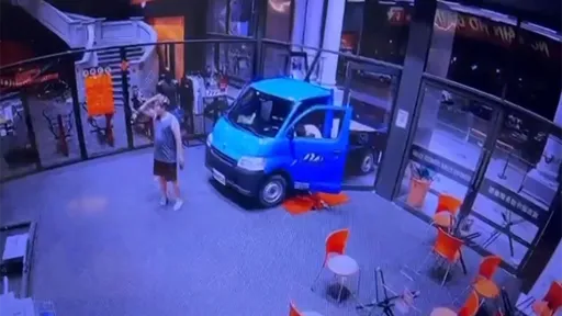 小货车冲撞成吉思汗健身房影片曝光 馆长:我觉得这件事情不简单