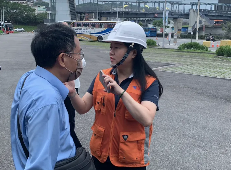 公路局派員在現場向民眾說明國賠事宜。葉先鵬攝