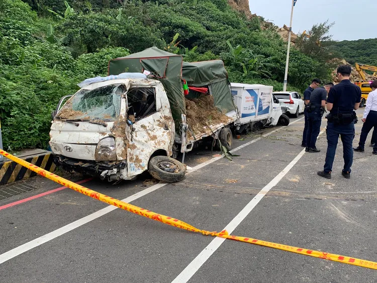 山崩導致多輛汽車損毀。葉先鵬攝