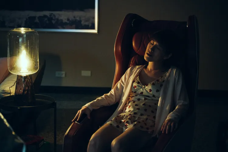 百白在家中沙發上休息。CATCHPLAY+提供 