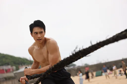 「微笑殺手」潘君侖好身材不藏了　裸身曬鮮肉吸睛