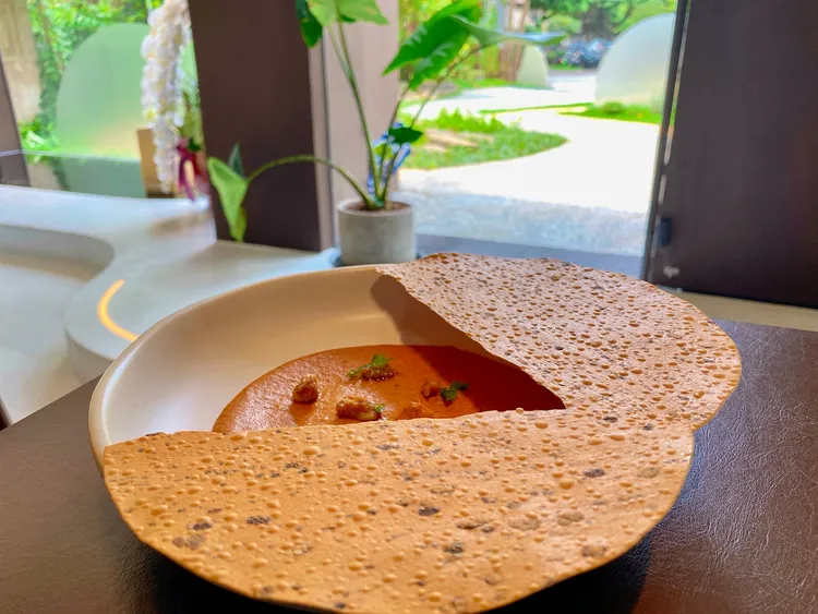 像懷石料理般擺盤的「核桃甜椒小脆餅」。莊偉祺攝