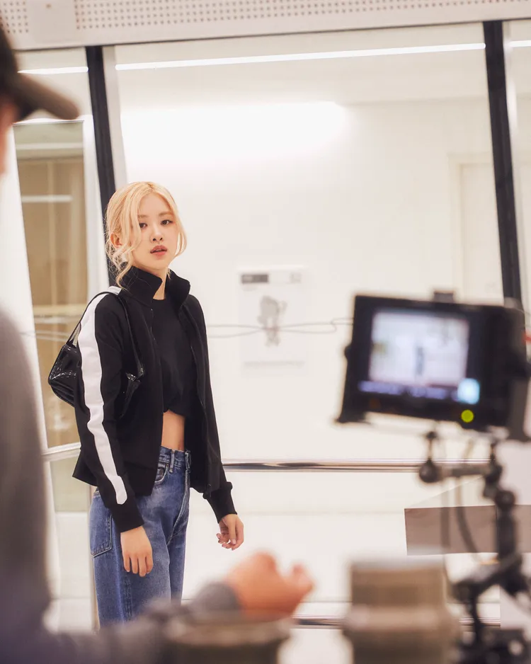 Rosé搭配PUMA黑色漆皮肩背包。品牌提供