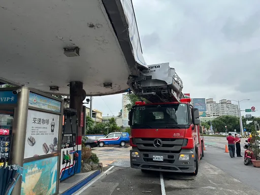 桃園消防雲梯車這原因撞加油站屋頂 現場卡卡畫面曝光!修繕費用待估