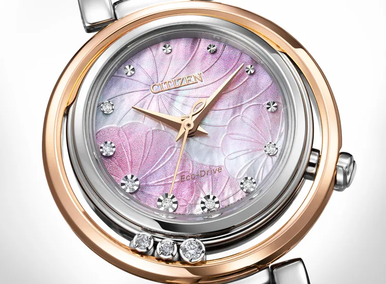 獨特的雙錶圈間鑲有3顆鑽石。品牌提供