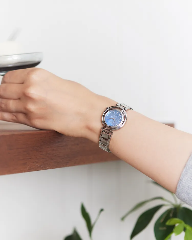 藍蝶貝錶盤搭配原色錶殼與錶帶。品牌提供