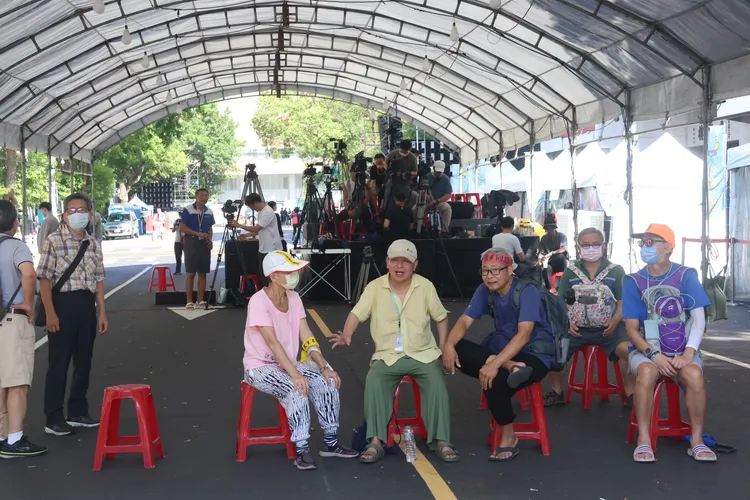 青鳥行動在上午約8點時，就有零星支持者到現場就定位。彭欣偉攝